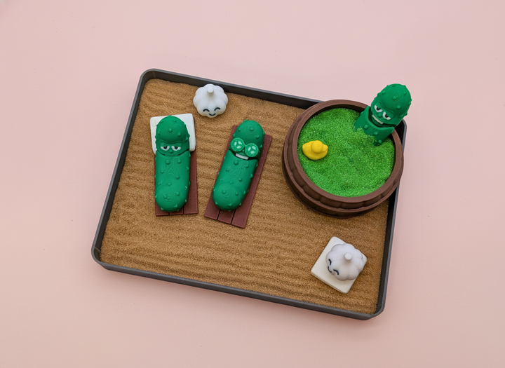 Pickle Mini Zen Garden Sand Tray – Funny Pickle Desk Decor, Stress Relief Fidget Sandbox, 3D Printed Office Desk Toy Gift